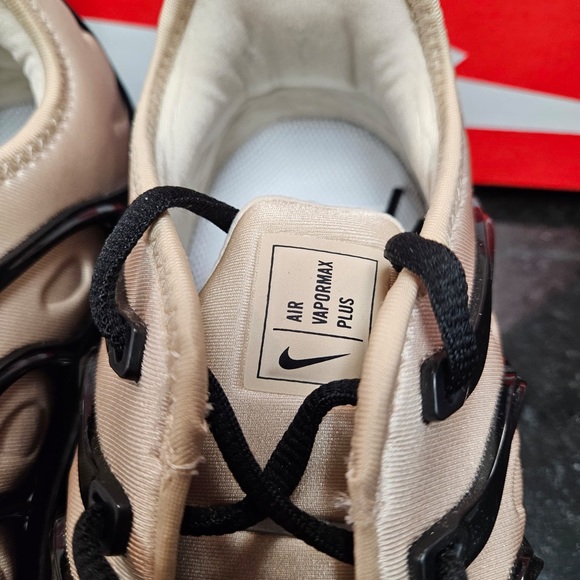 Sz Various  NIKE AIR VAPORMAX PLUS RUNNING SHOES - Picture 7 of 13